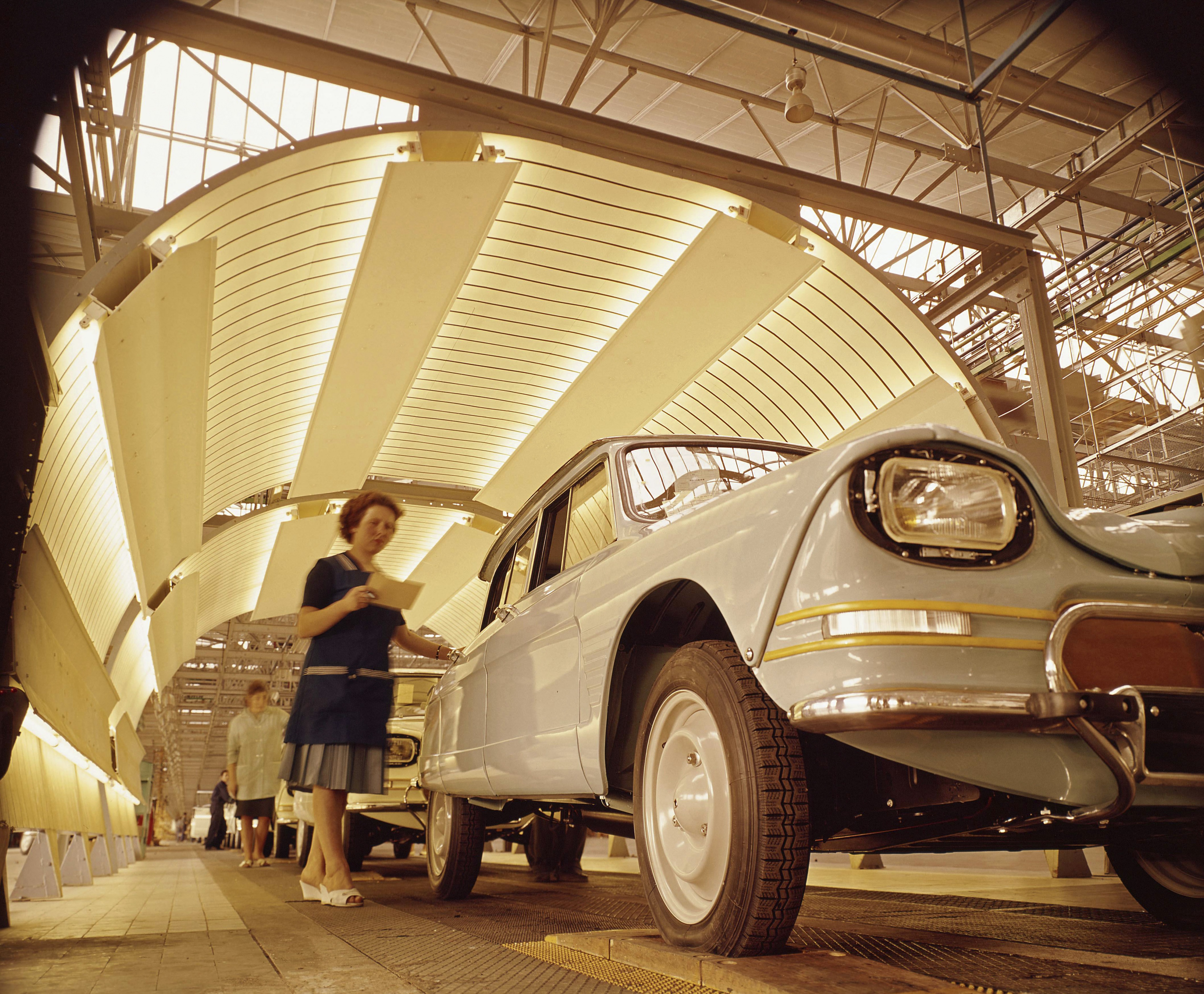 Linea de montaje en la usina de Rennes 60 Aniversario del Citroën Ami 6